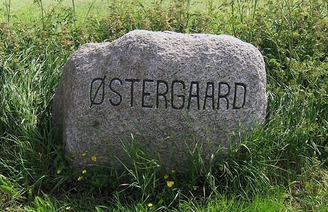 Navnesten ved indkørslen til Lomborg Østergaard. Gården der har givet navn til Østergaard-slægten.